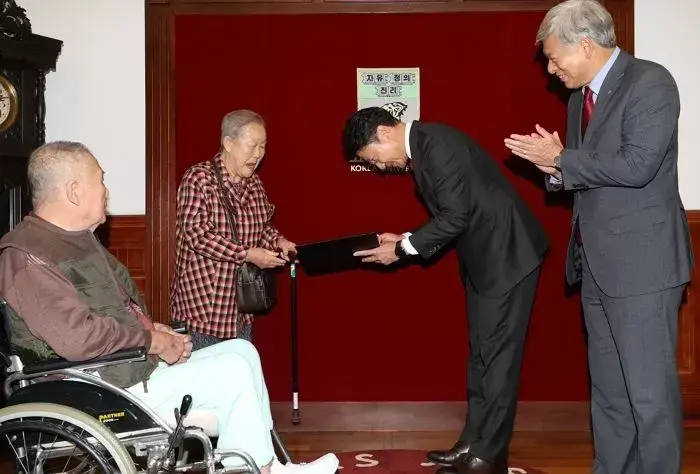 "평생을 과일팔아 어렵게 모은 400억 모두 기부한 노부부"50년간 하루종일 일하면서 과일장사로 힘들게 돈모아 기부한 노부부는 아들의 믿을수 없는 반응에 모든 사람들은 눈물을 멈출수가 없었습니다.