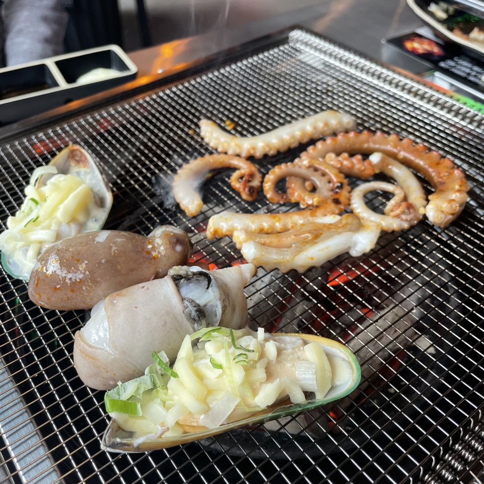  숯불구이포차, 조명탄 송파구청점 (방이동 먹자골목 석촌호수 산낙지, 닭가죽꼬치 숯불구이)