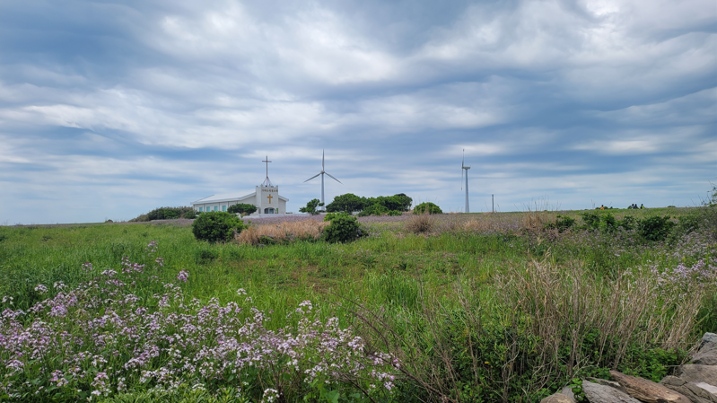 가파도 교회와 풍력 발전기 사진입니다.