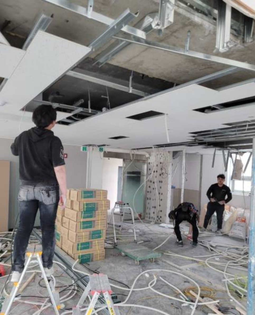 강남 오피스 인테리어 3~4일 전기배선 정리, 경량 프레임, 천장 텍스, 전기배선, 유리박, 석고보드, 전기레일, 램프유닛 27