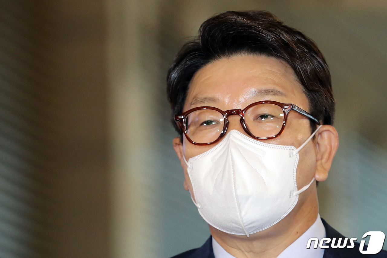  권성동 "공직자만 대통령 수행하란 법 있나..文은 수시로 BTS 동원"