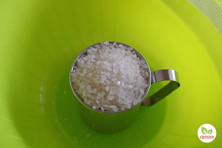 쌀 1컵 계량한 모습