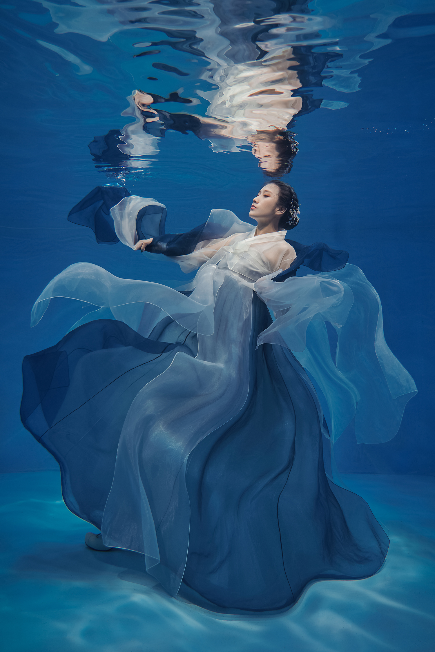 파란색 한복이 물속에서 퍼지는 수중사진