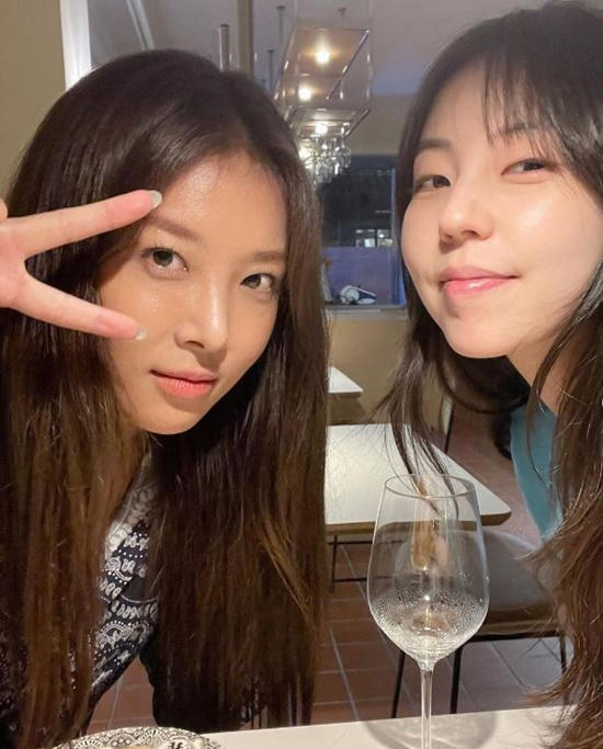  안소희, 앞머리 자르고 더 어려졌네! 유빈과 회동 "오랜만이윱" [사진]