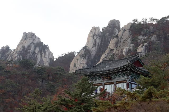 한국 사찰 건축에서의 무량수전과 그 상징적 의미