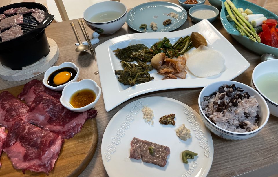 저녁 먹는 사진