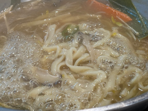 맛있게 끓고있는 칼국수