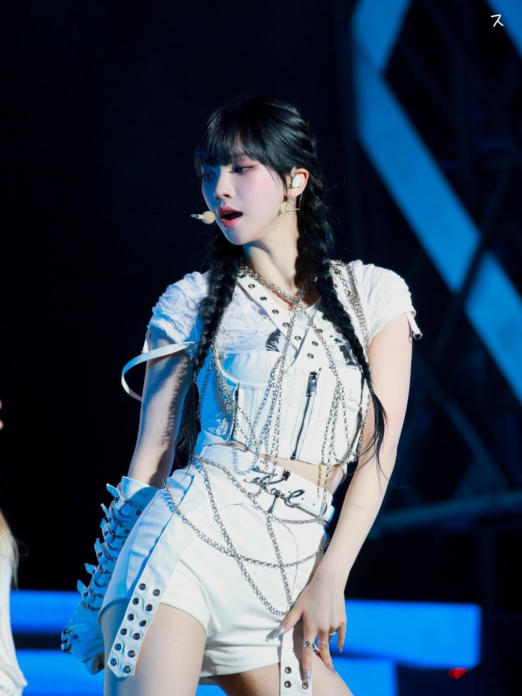  에스파 카리나의 SMT 콘서트 GOT the beat Step Back 팬직찍 사진과 움짤 gif