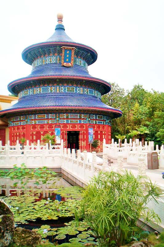 황제적 권위와 신앙적 기원의 복합적 건물