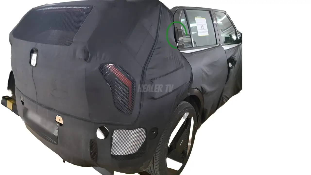 EV3 양산형 디자인에서 리어램프와 뒷문 손잡이를 확인