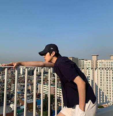 난간에 기댄 백성철 사진
