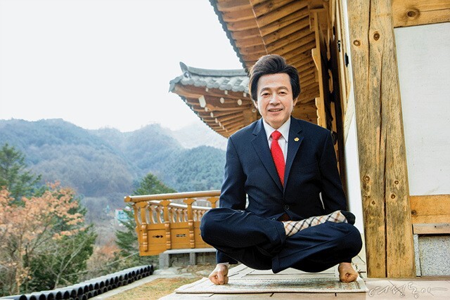  신흥종교 하늘궁 교주, 허경영의 프로필과 인생 /  재산 아내 강연회 사이비 가발 낙선 종교 치료 성추행 노래