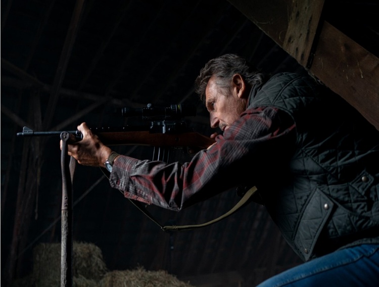 카르텔을 향해 총을 조준하고 있는 리암 니슨(짐) - 영화 '마크맨' 중 -