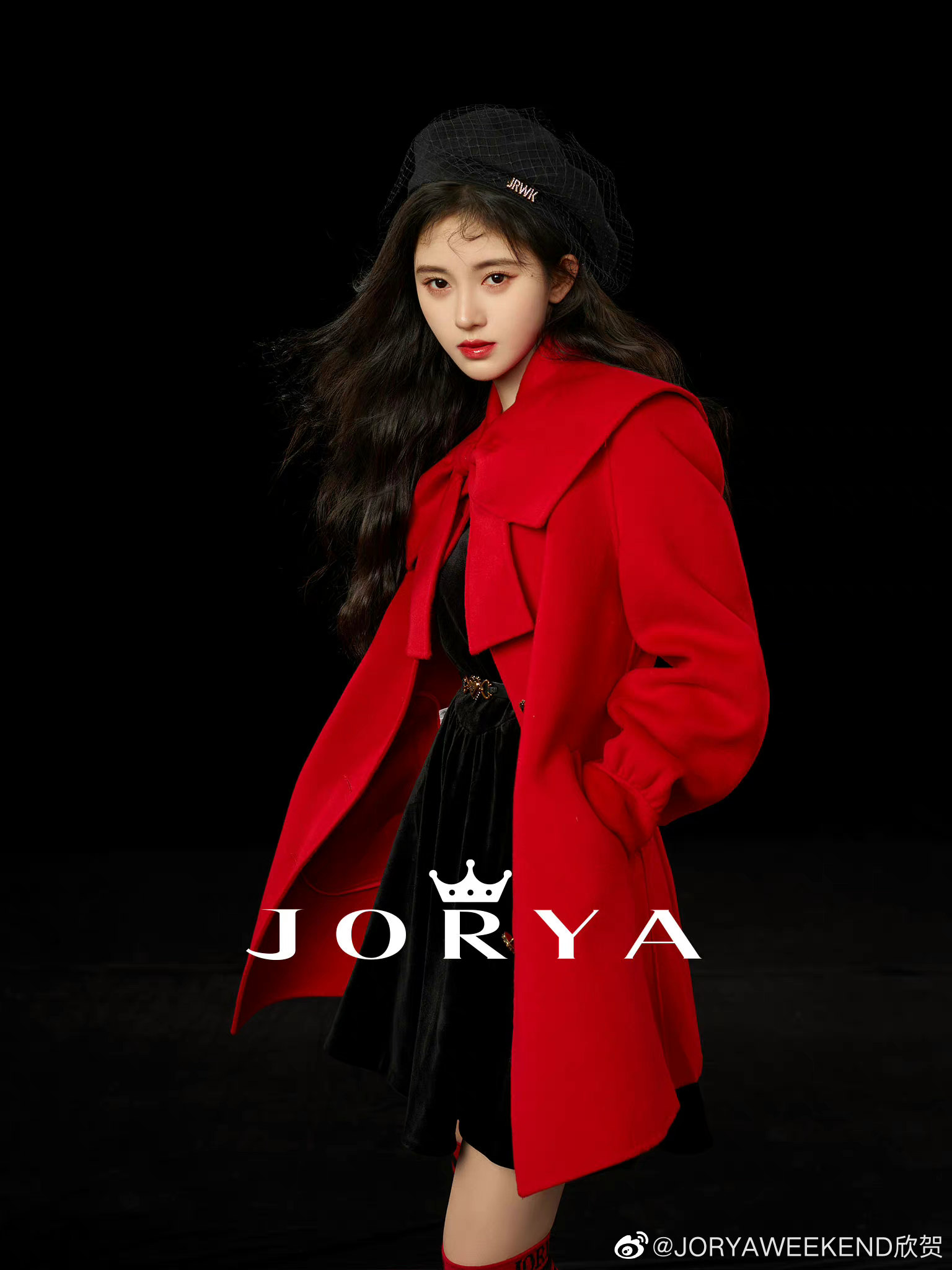 독특한 디자인의 빨간색 코트