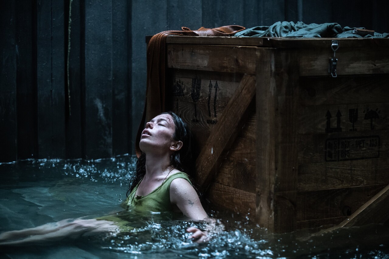 영화 &#39;노웨어&#39;에서 주인공 미아 역할을 맡은 안나 카스틸로가 물이 찬 컨테이너에 앉아 있는 모습이다.