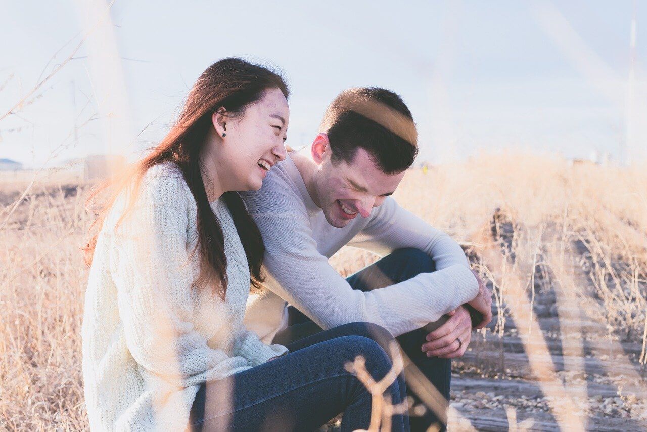남자와 여자가 갈대밧에서 행복하게 웃고있는 사진