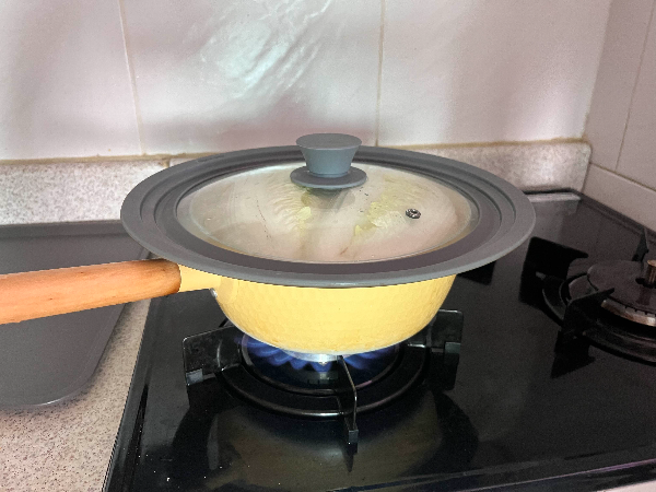 냄비에 물 10ml를 넣고, 뚜껑을 닫아 중불에서 20분간 찜을 해주세요.