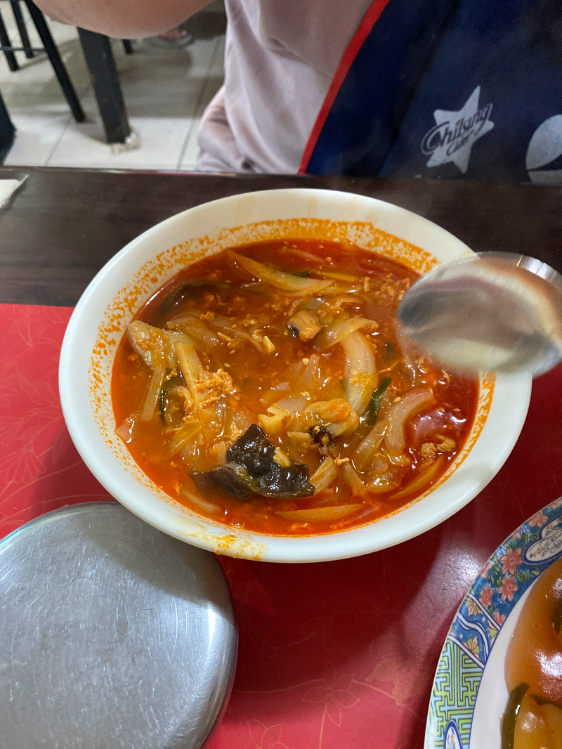 야채와 해산물등 건더기가 잔뜩 들어있는 짱뽕