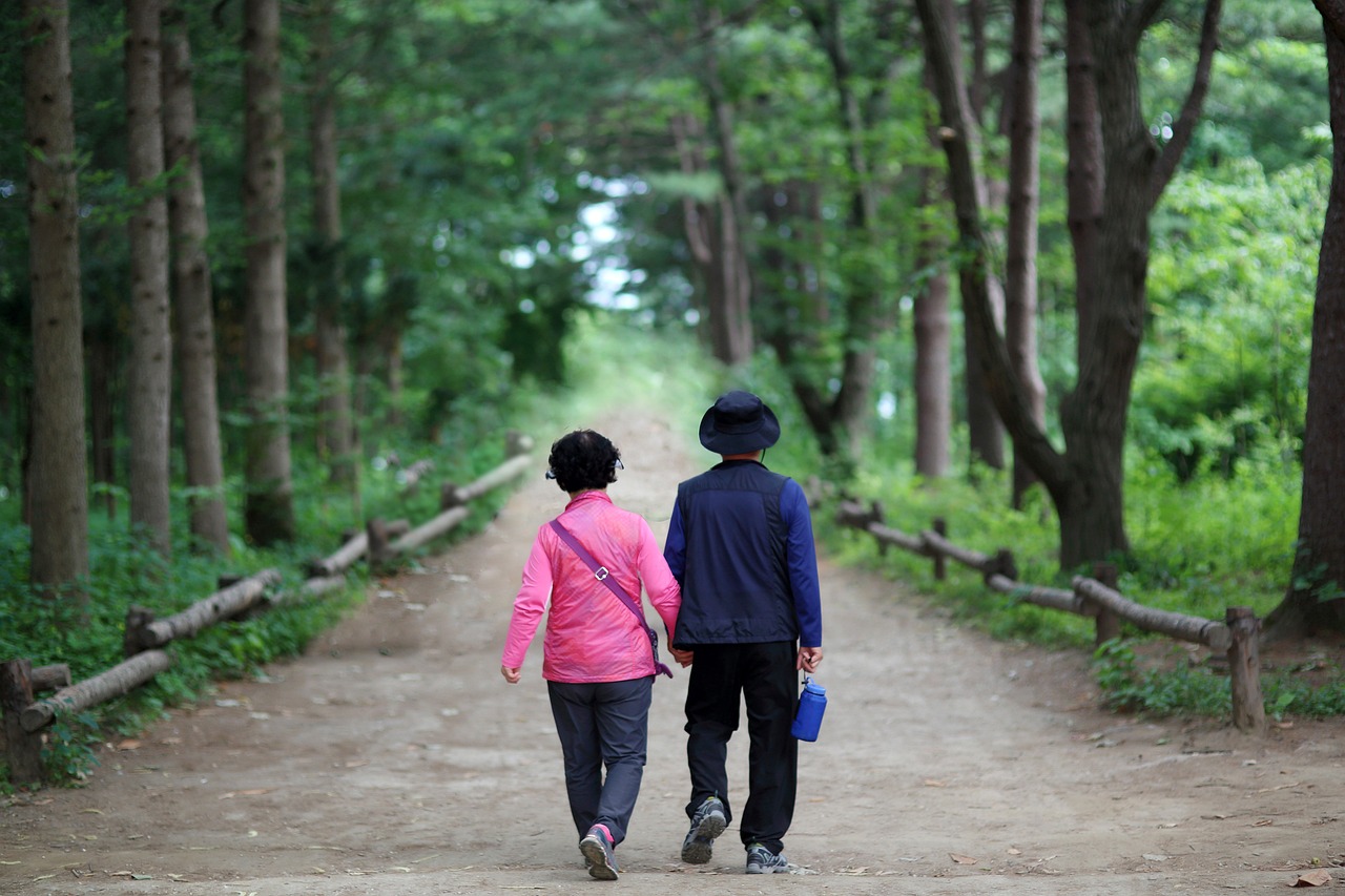 산책하는-노부부