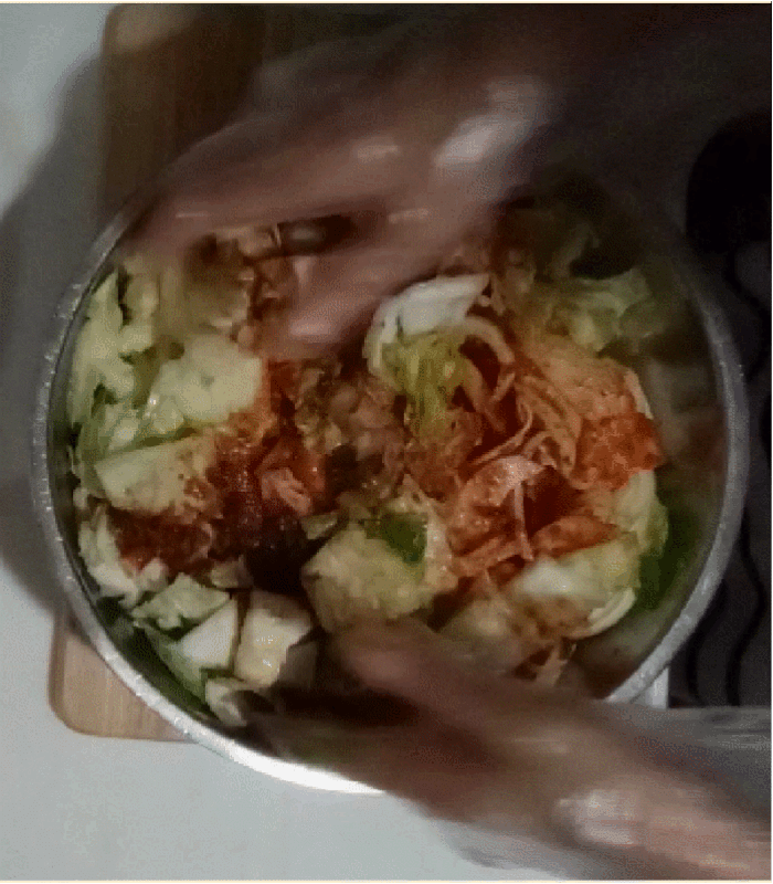  오밤중에 아삭아삭한 양배추김치를 만들어 보았습니다.