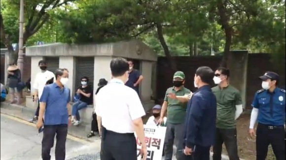 서울시청 앞 박원순 분향소 앞 성창경TV서울대병원 장례식장 주차장에 마련된 강용석·김용호·김세석·김용호·양평의 집. 유튜브 ON. 2020년 7월 11일 2시 30분 106