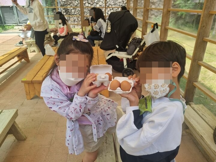 용인-곤충테마파크-유정란-들고-사진찍는-아이들