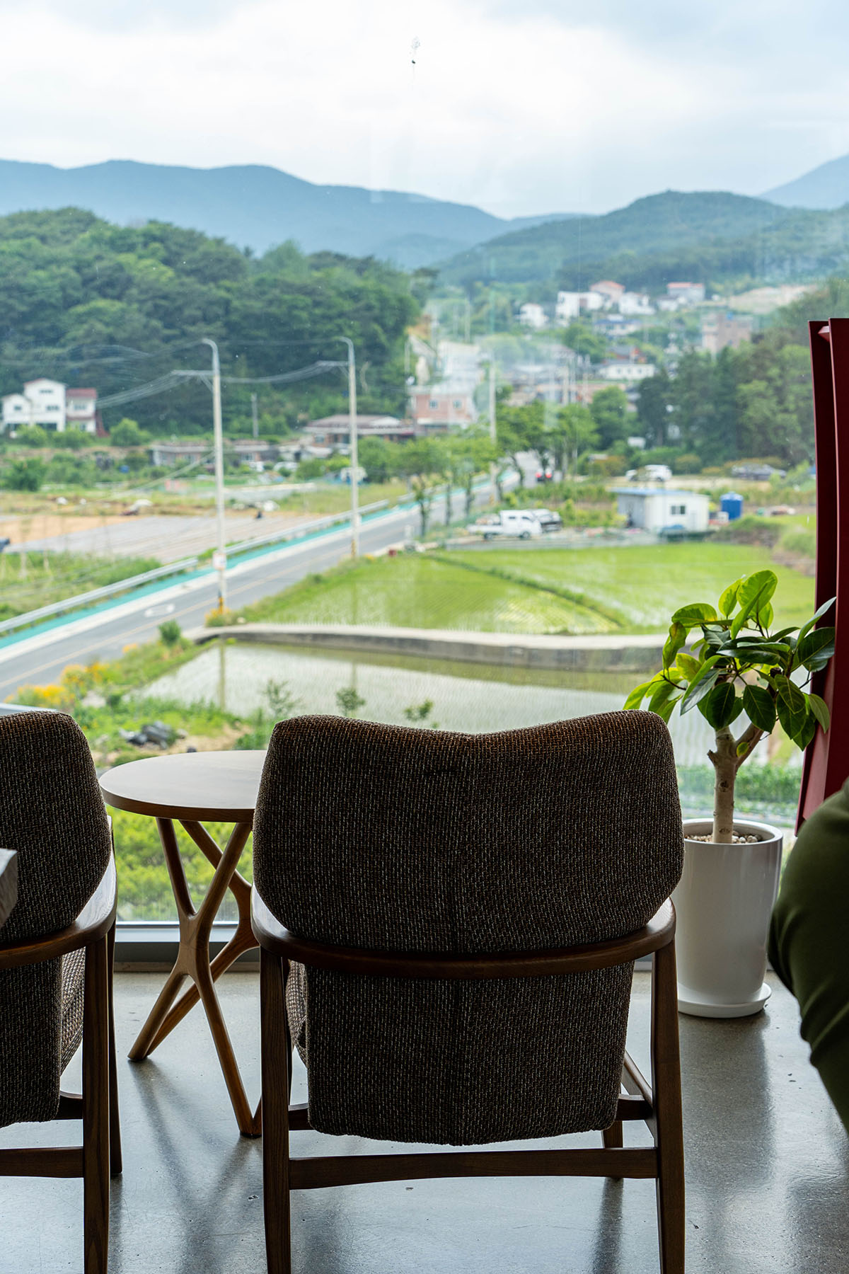 카페 지산 - 양산 하북면 통도사 근처 평화로운 시골뷰 카페 - 내/외부 카페 지산 2층