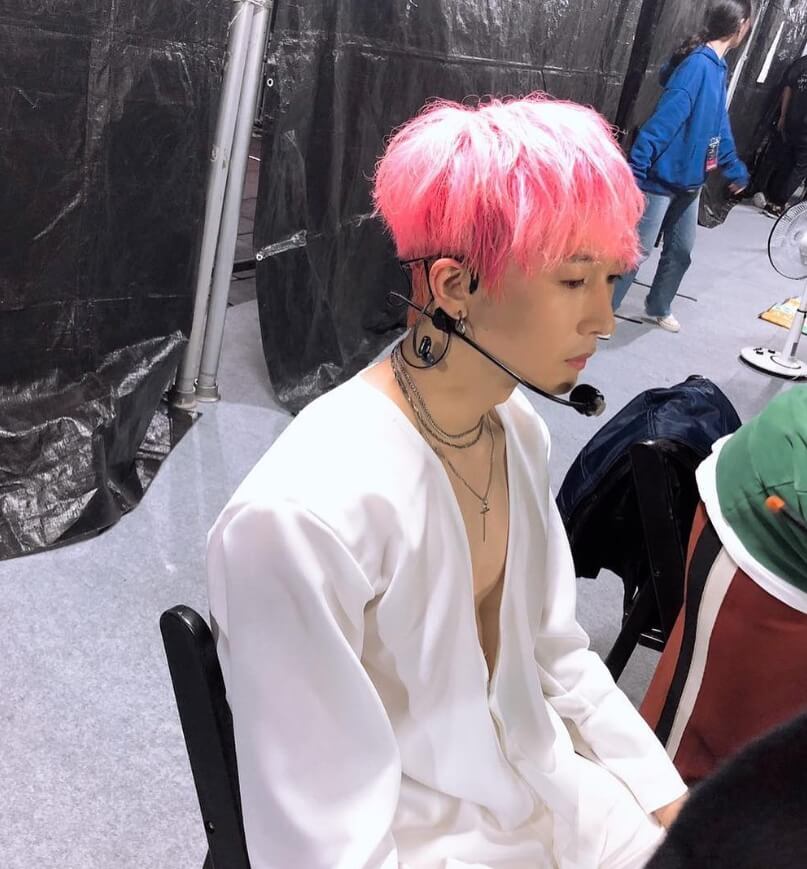 핑크색머리색에-앉아있는남성의모습