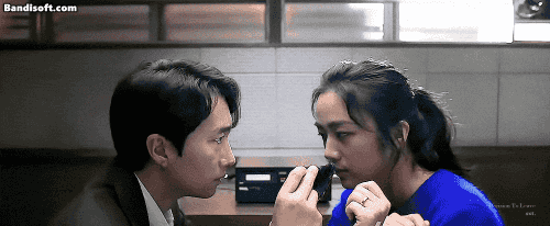 너무-가깝게-붙어있다가-놀라며-해준에게서-떨어지는-서래.