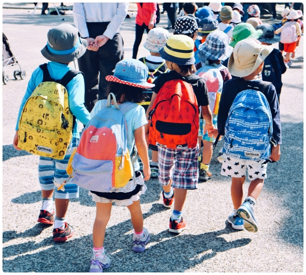유치원 외관 일본 어린이 뒷모습