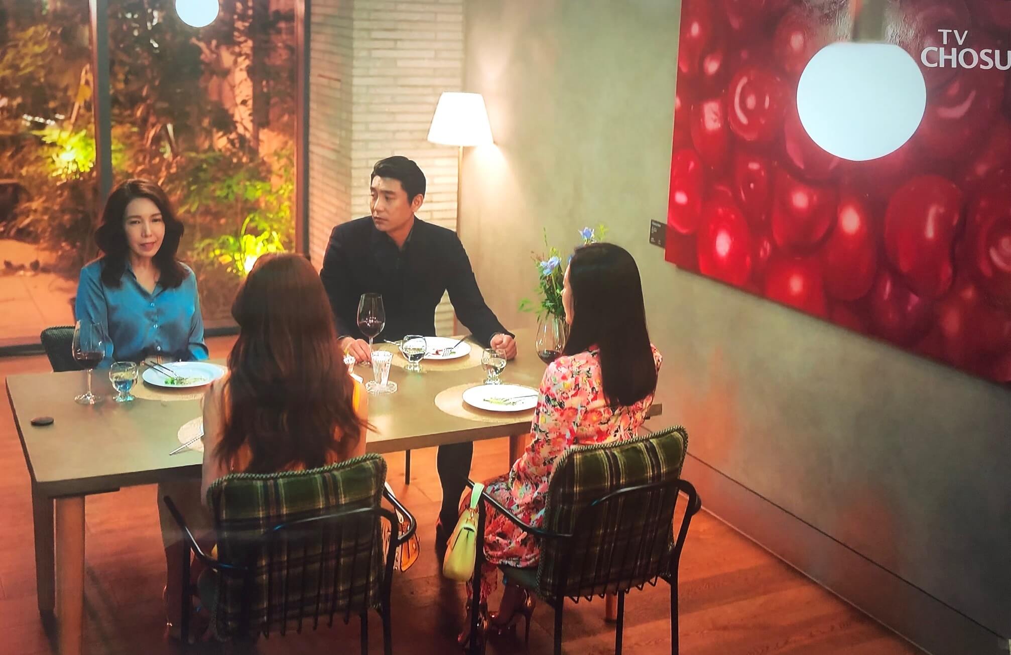 전수경이 레스토랑에서 서반 옆에서 앉아서 사피영과 이가령을 앞에 두고 시를 낭독하는 사진