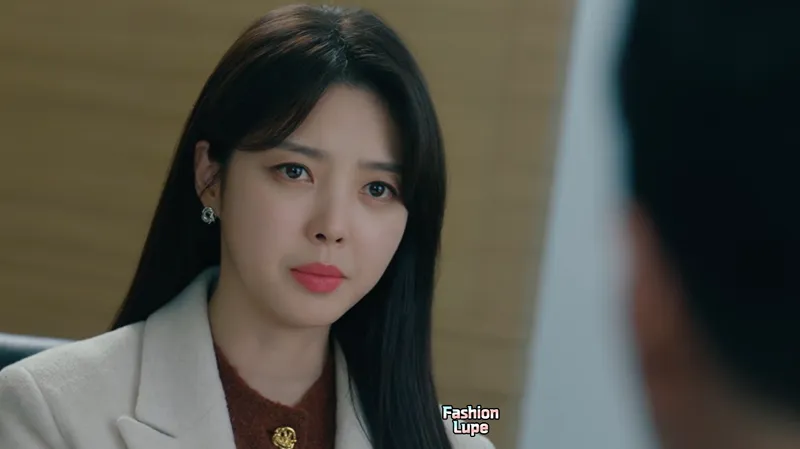누군가를 노려보는 여자