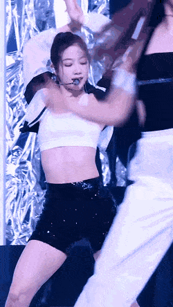  르세라핌 카즈하 바이커 쇼츠 gif