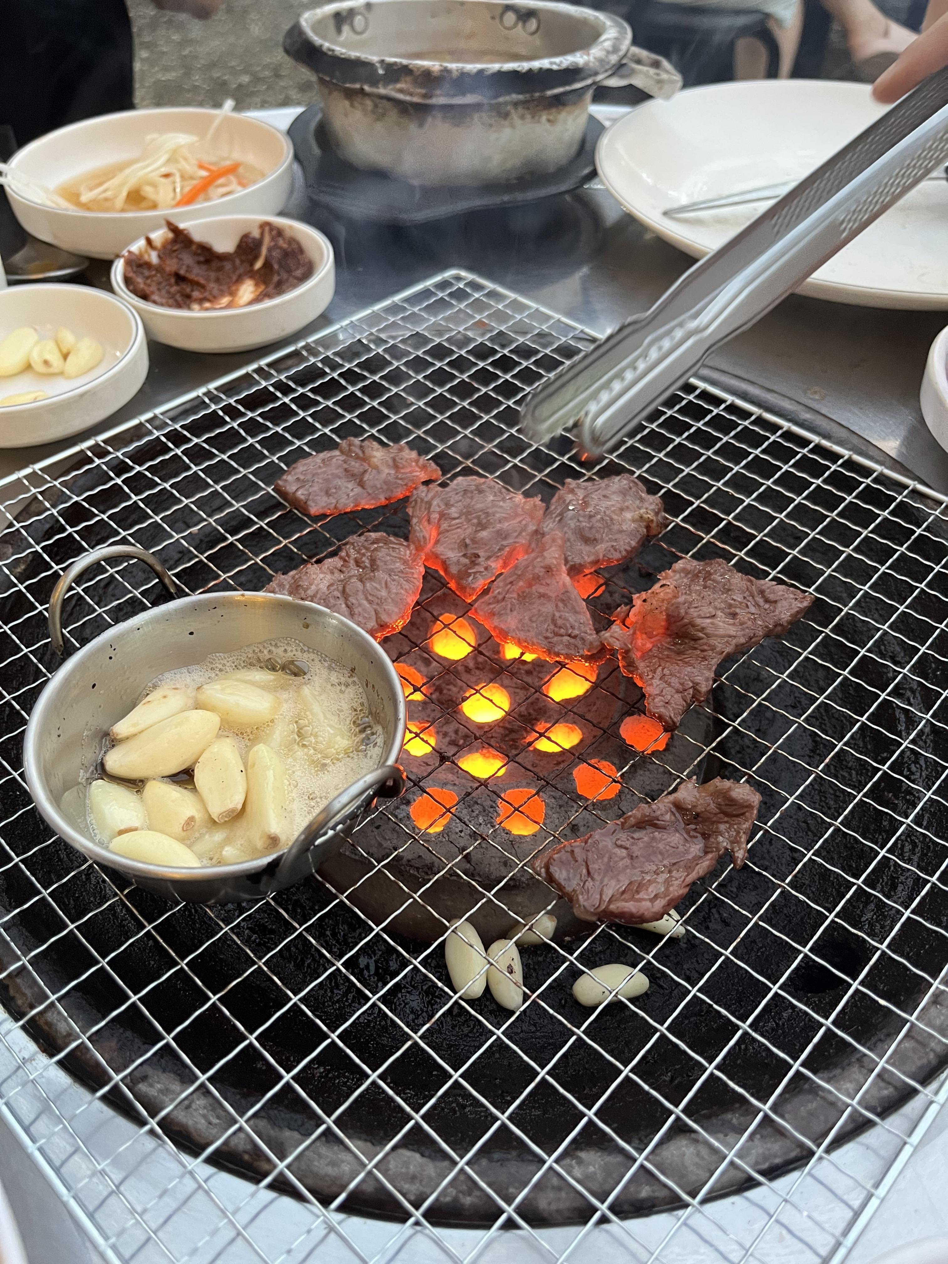  연탄에 구워 더 맛있는 소고기와 삼겹살 한마음실비식당