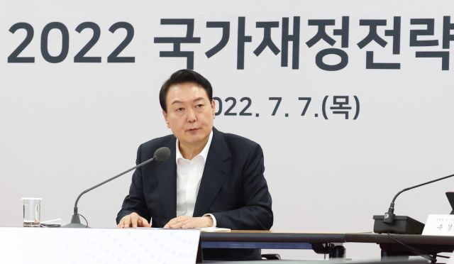  공무원 월급까지, 줄일 건 다 줄인다.. '긴축 재정' 공식화