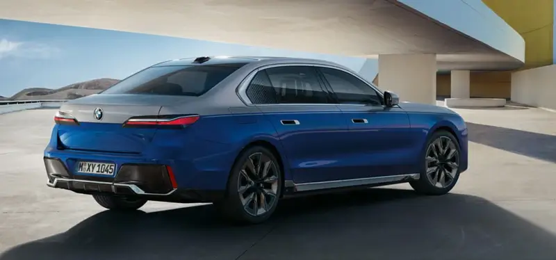 파란색-BMW-i7-2023년형-뒷-모습