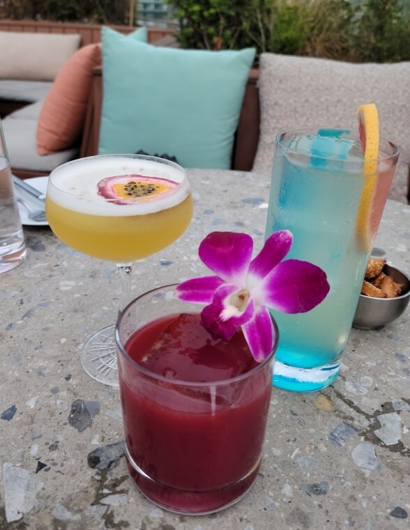 주문한 칵테일- peach-sweet-blue-grape-south-bramble