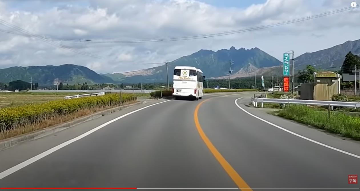 일본--아소산-관광-관광버스-달리는모습-주위풍경