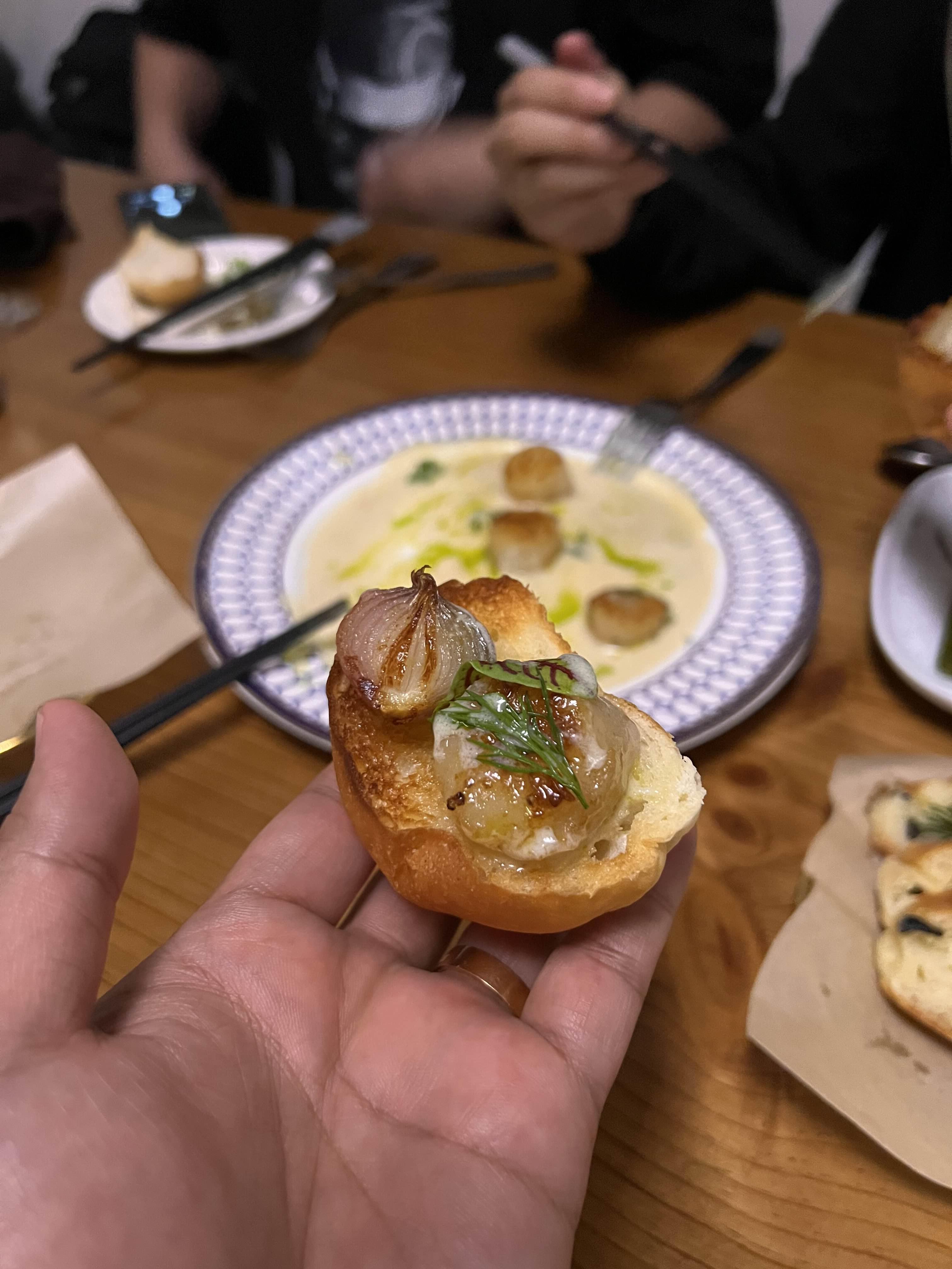 모닝빵 위에 올려서 먹으면 맛이 좋다.