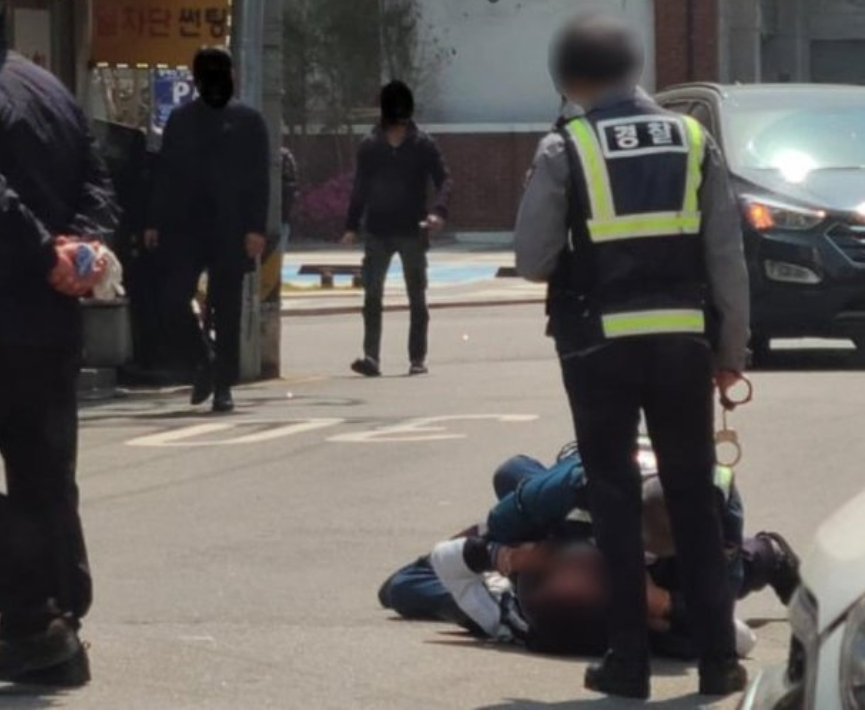 남경 범인 제압할 때 멀뚱히 서 있는 여경 행동 경찰청이 내논 입장(+오또케 논란 뜻)