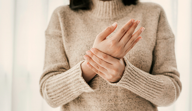 류마티스관절염으로 손목에 통증을 느끼는 여성