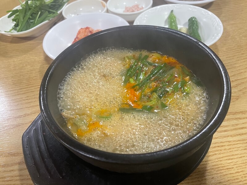 원평시골피순대_기본으로_서빙되는_서비스_순대국물
