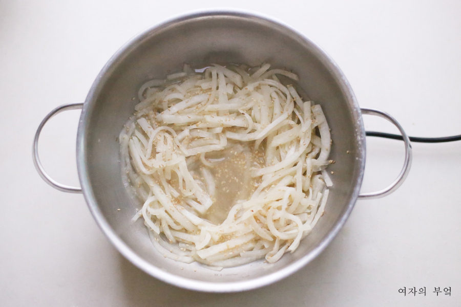 법 제철 무요리 반찬거리 꿀팁 무나물볶음 아기 무나물 만드는 16