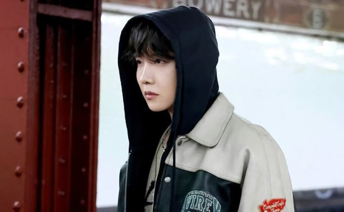 방탄소년단 제이홉이 자신의 춤을 통해 인생을 돌아보는 다큐멘터리 시리즈 &#39;호프 온 더 스트리트&#39;를 공개했다.
제이홉은 세계 각지의 댄서들과 소통하며 배움을 얻는 모습을 보여주며&#44; 새로운 출발과 꿈을 향한 여정을 그린다.
이 다큐멘터리는 6화로 구성되어 있고&#44; 온라인 동영상 서비스를 통해 전 세계에서 시청 가능하다.
&#39;호프 온 더 스트리트 볼륨 1&#39; 앨범과 함께 발매되며&#44; 제이홉의 음악과 영상은 그의 메시지를 더욱 입체적으로 전달할 것으로 기대된다.