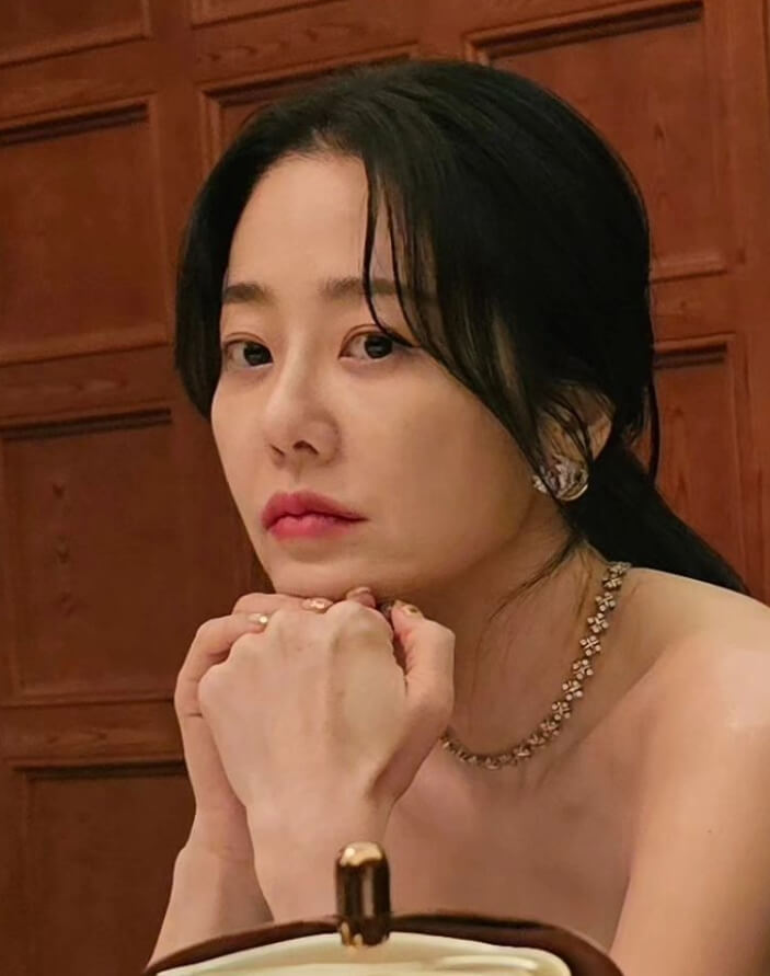 귀걸이와목걸이를착용한-머리묶은여성의모습
