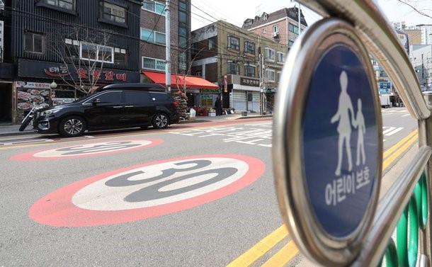  초등학교 앞 어린이 보호구역 스쿨존 제한속도 야간 시속 50km로 완화, 민식이법 과도한 규제.