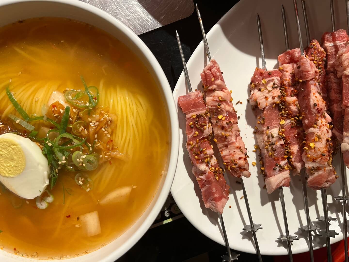  [압구정로데오역] 심양, 잡내 하나 없는 깔끔함이 일품인 양꼬치 집(feat. 오리지날 양꼬치, 순한 양꼬치, 옥수수 국수)