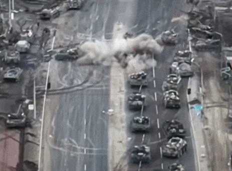  키에프 방어에 성공한 우크라이나 Russian tanks are blasted to a standstill on road to Kyiv as Ukrainians ambush convoy during defence of capital