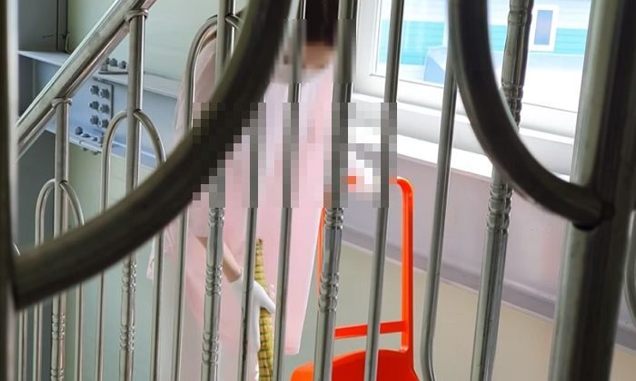 "구걸하는 어린 노숙자 여자를 불쌍해 청소부로 고용"하는데 얼마후 알게된 충격적인 진실에 남자는 오열하고 말았습니다.