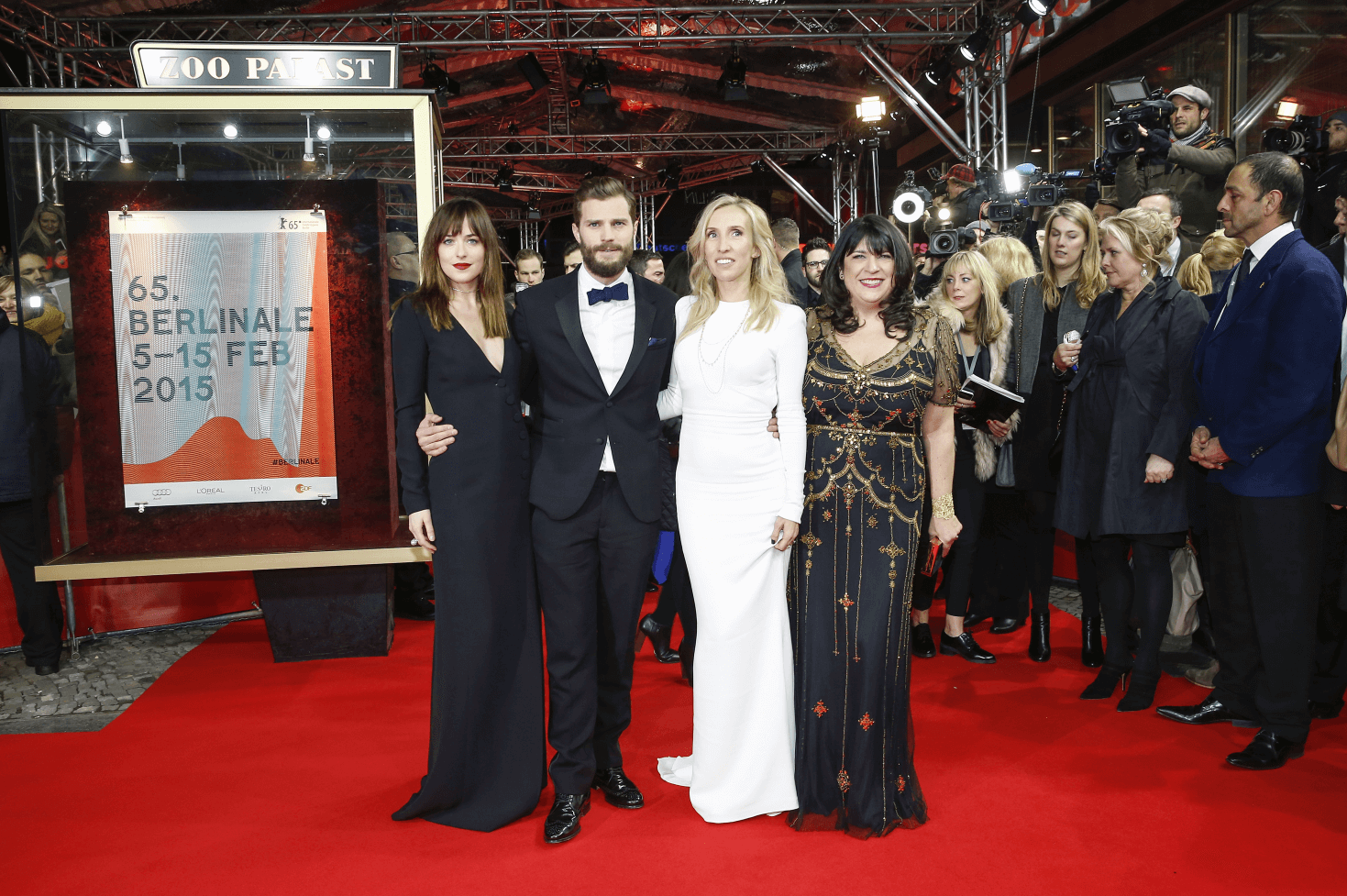 이 영화를 만든 이들, 여주, 남주, 감독, 작가가 나란히 시사회에서 찍은 사진